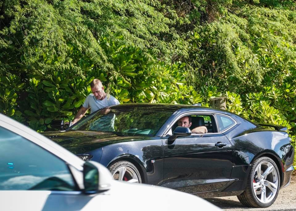 Alors que Steve (Alex O'Loughlin) est assis sur le siège conducteur, Danny (Scott Caan) sort de la voiture.