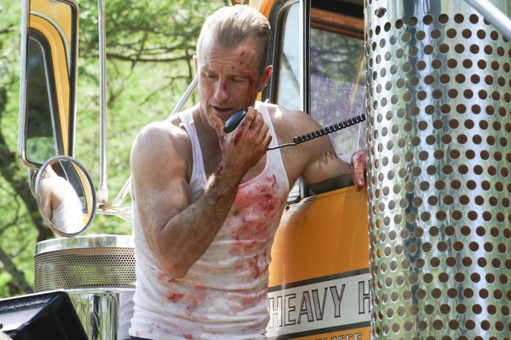Danny (Scott Caan) demande de l'aide en utilisant la radio du camion.
