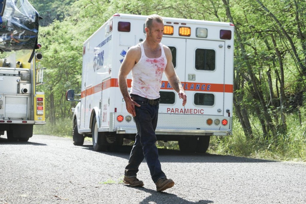 Danny (Scott Caan) marche près d'une ambulance.
