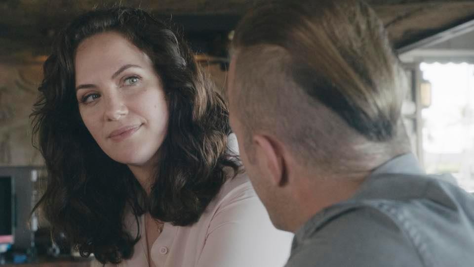 Joanna (Kate Siegel) discute avec Danny (Scott Caan) dans un bar.