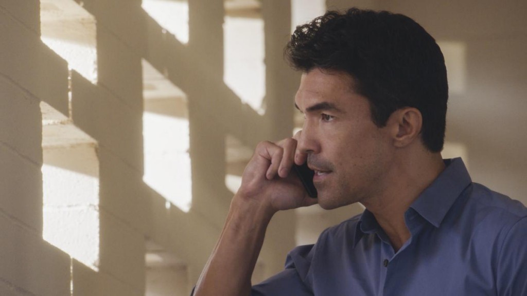 Adam (Ian Anthony Dale) passe un appel téléphonique.