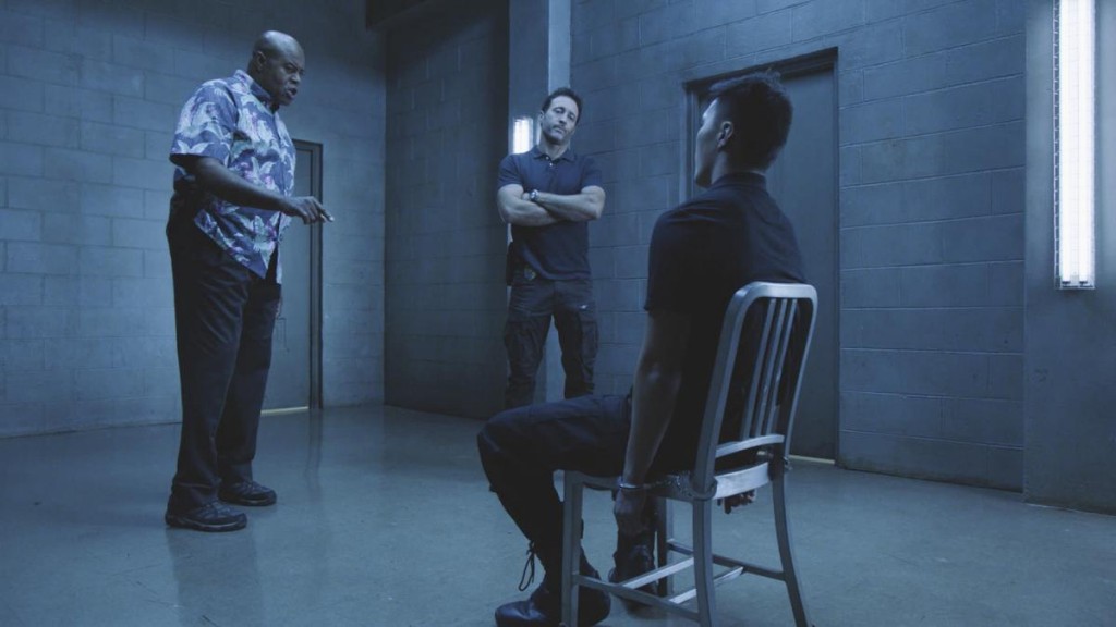 Grover (Chi McBride) et McGarrett (Alex O'Loughlin) interrogent un suspect dans le sous-sol du QG.