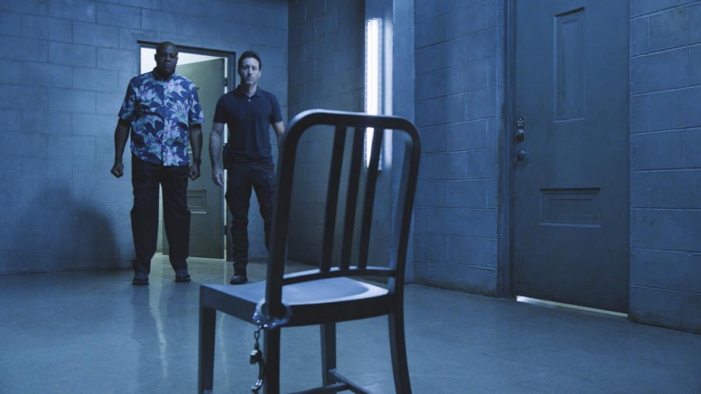 En arrivant dans la salle d'interrogatoire, Grover (Chi McBride) et Steve (Alex O'Loughlin) remarquent que leur suspect vient de s'échapper.