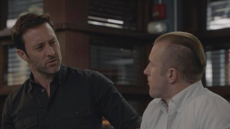 McGarrett (Alex O'Loughlin) et Danny (Scott Caan) discutent ensemble au QG du 5-0.