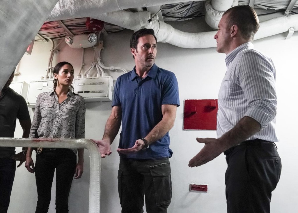 Tani (Meaghan Rath), Steve (Alex O'Loughlin) et Danny (Scott Caan) se trouvent sur un cargo dans le cadre d'une enquête.
