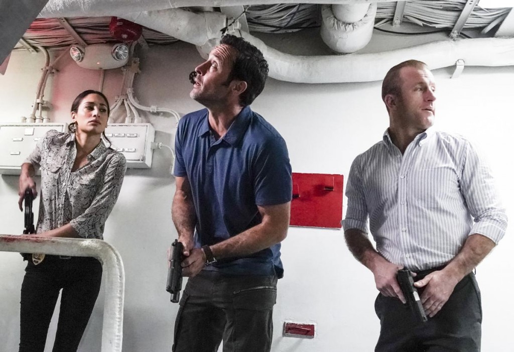 Tani (Meaghan Rath), Steve (Alex O'Loughlin) et Danny (Scott Caan) sortent leurs armes afin de retrouver un individu sur le cargo.