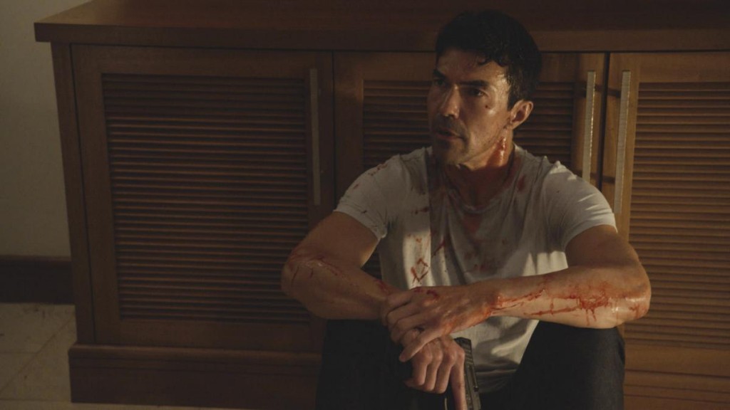 Adam (Ian Anthony Dale) est recouvert de sang...