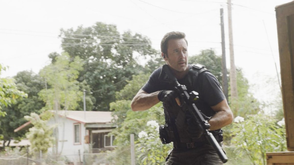 Steve (Alex O'Loughlin) tient une arme entre ses mains.