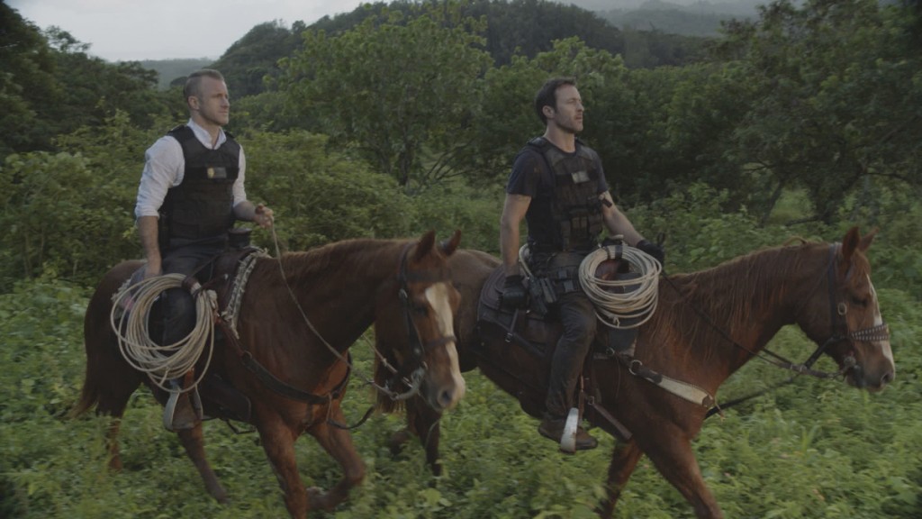 Danny (Scott Caan) et Steve (Alex O'Loughlin) font une ballade à cheval.