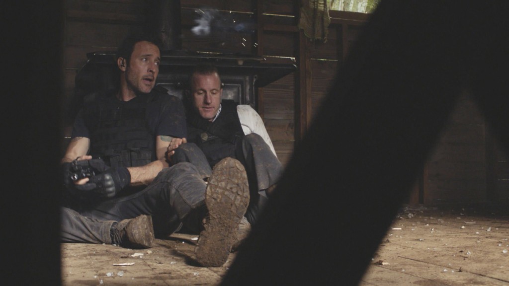 Steve (Alex O'Loughlin) et Danny (Scott Caan) sont bloqués dans une cabane et essuient des tirs...