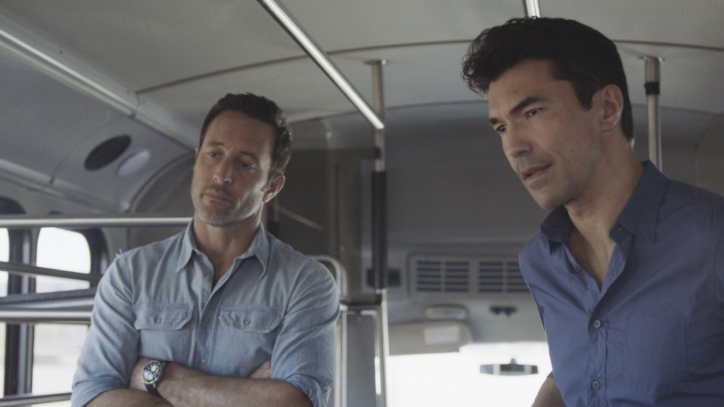 McGarrett (Alex O'Loughlin) et Adam (Ian Anthony Dale) se trouvent dans un bus.