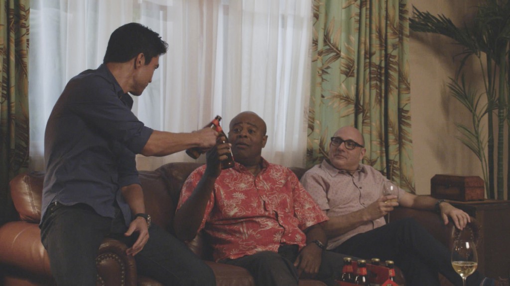 Au domicile de McGarrett, Adam (Ian Anthony Dale) trinque avec Grover (Chi McBride) sous le regard de Hirsch (Willie Garson).