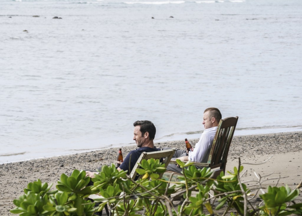 Steve (Alex O'Loughlin) et Danny (Scott Caan) discutent ensemble au bord de la plage.