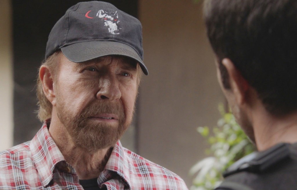 Lee Philips (Chuck Norris) discute avec McGarrett (Alex O'Loughlin).