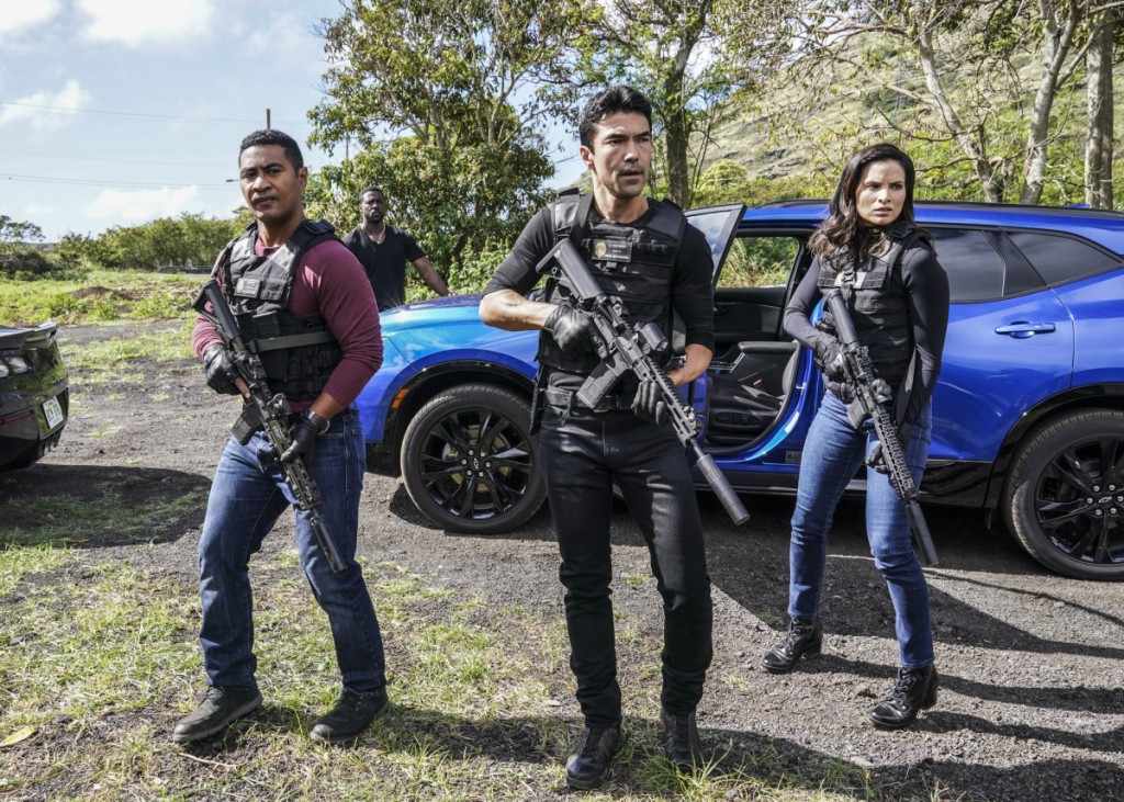 Junior (Beulah Koale), Adam (Ian Anthony Dale) et Quinn (Katrina Law) sont armés et se tiennent prêts à tirer.