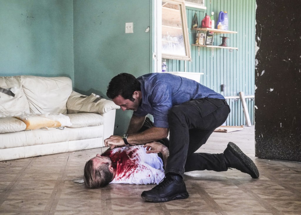 Steve (Alex O'Loughlin) vérifie la gravité des blessures de Danny (Scott Caan).