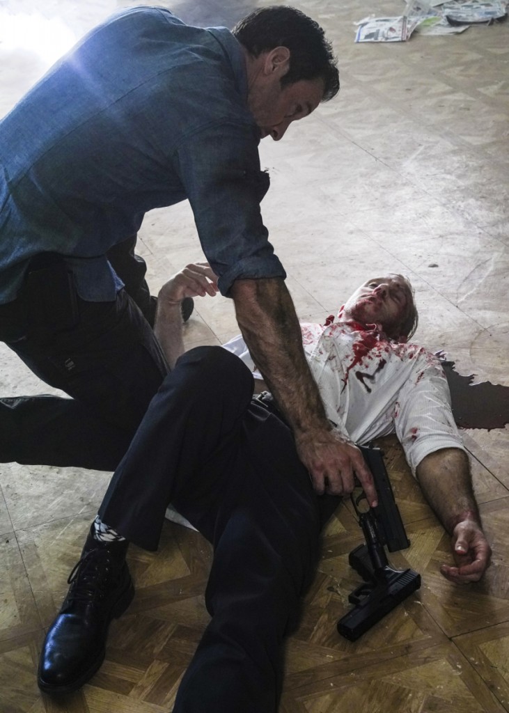 Danny (Scott Caan) se vide de son sang sur le sol.