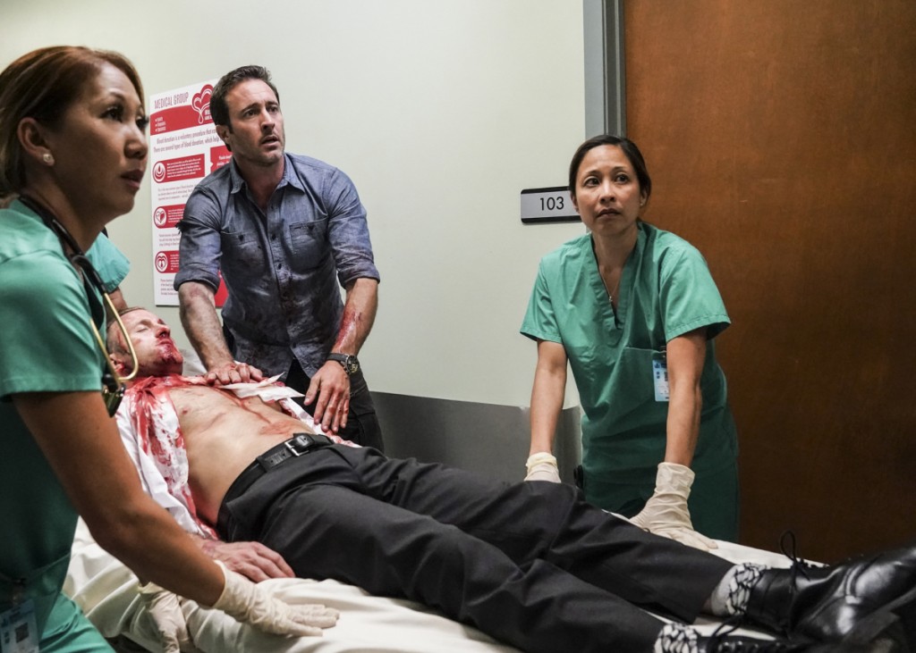 Steve (Alex O'Loughlin) vient d’emmener Danny (Scott Caan) à l’hôpital. Il est dans un état critique.