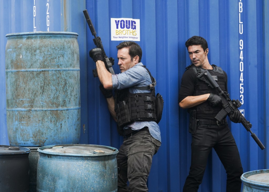 Steve (Alex O'Loughlin) et Adam (Ian Anthony Dale) essuient des tirs de la part de Daiyu Mei et ses hommes.