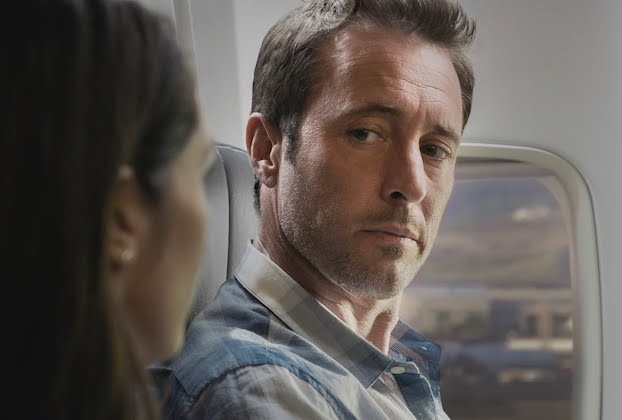 Steve (Alex O’Loughlin) se trouve dans un avion en compagnie de Catherine (Michelle Borth).