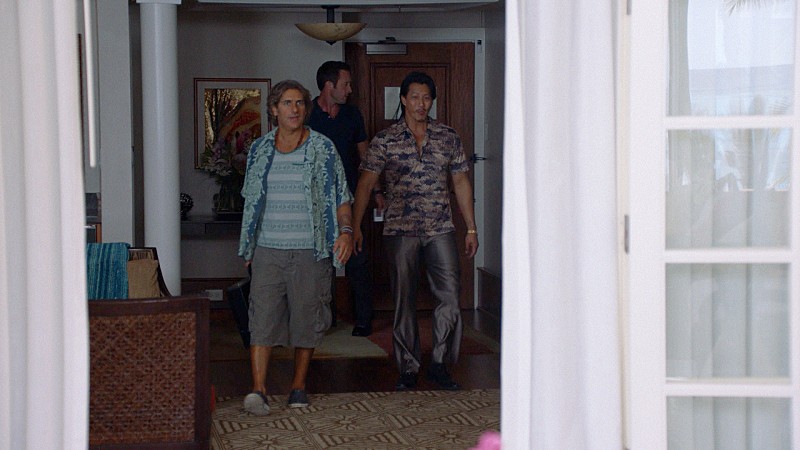 Odell (Michael Imperioli), Steve (Alex O'Loughlin) et Sang Min (Will Yun Lee) se trouvent dans une chambre d'hôtel.