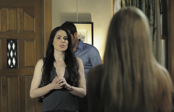 Catherine (Michelle Borth) fait la connaissance de Lynn (Sarah Carter).