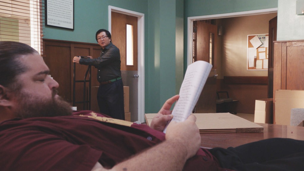 Jerry (Jorge Garcia) continue de lire le journal de Max (Masi Oka).