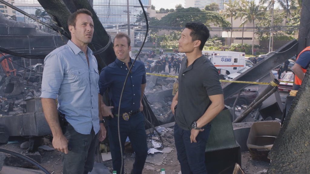 Steve (Alex O'Loughlin), Danny (Scott Caan) et Chin (Daniel Dae Kim) enquêtent sur l'explosion d'un cabinet d'avocats.