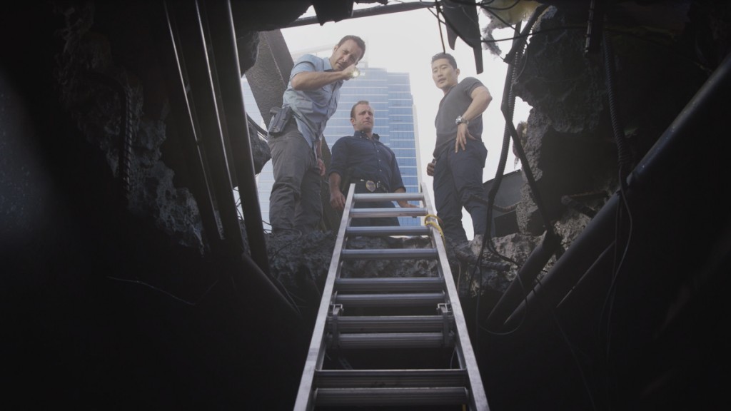 Steve (Alex O'Loughlin), Danny (Scott Caan) et Chin (Daniel Dae Kim) regardent sous les décombres.