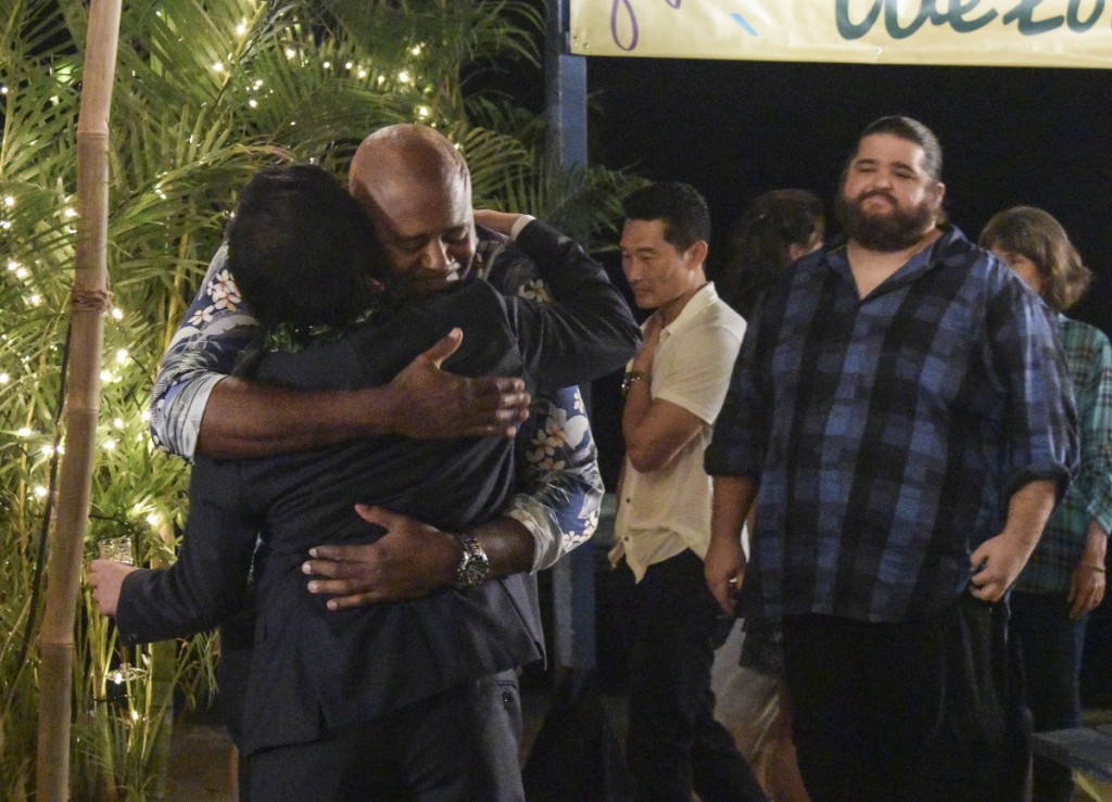 Grover (Chi McBride) et Max (Masi Oka) se prennent dans les bras sous le regard de Jerry (Jorge Garcia).