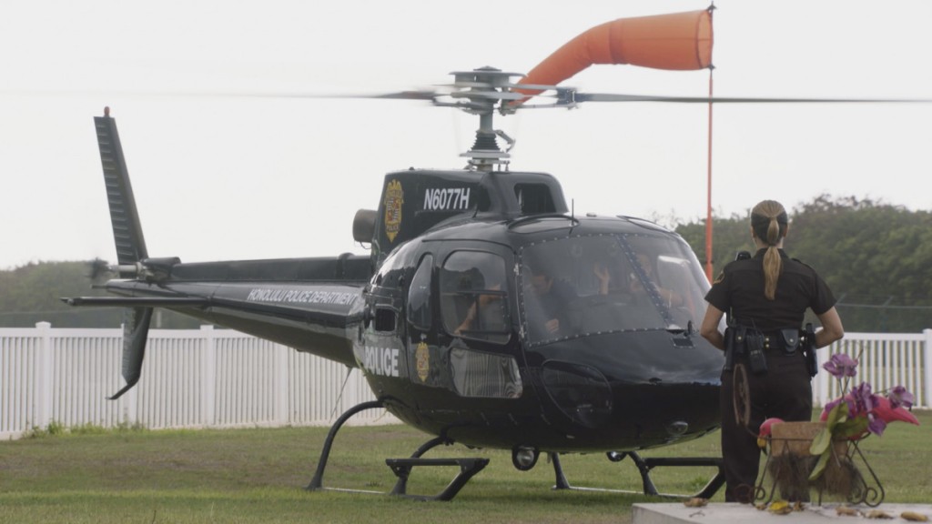 Un hélicoptère du HPD atterrit sur l'île de Molokai avec Steve et Chin à l'intérieur.