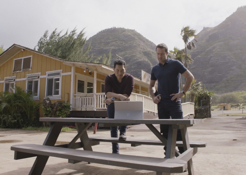 Chin (Daniel Dae Kim) et Steve (Alex O'Loughlin) communiquent avec Jerry par le biais de la tablette.