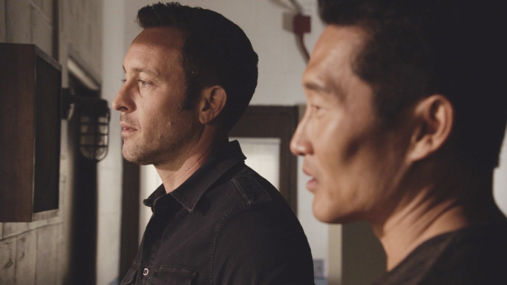 Steve (Alex O'Loughlin) discute avec Chin (Daniel Dae Kim).