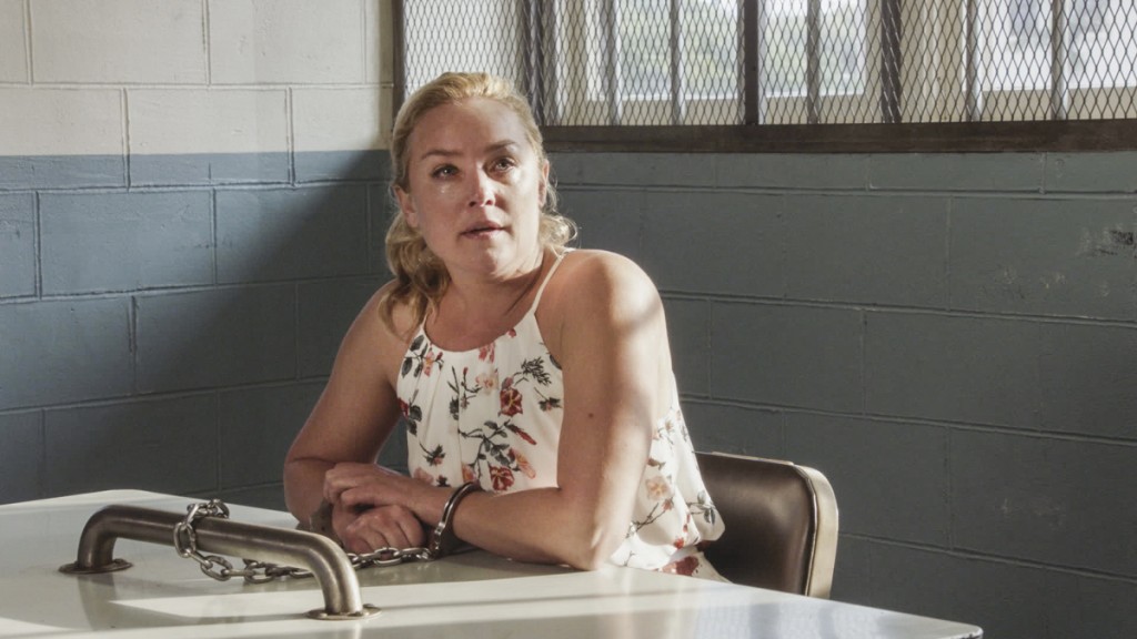 Madison Gray (Elizabeth Röhm) est menotté dans une salle d'interrogatoire.