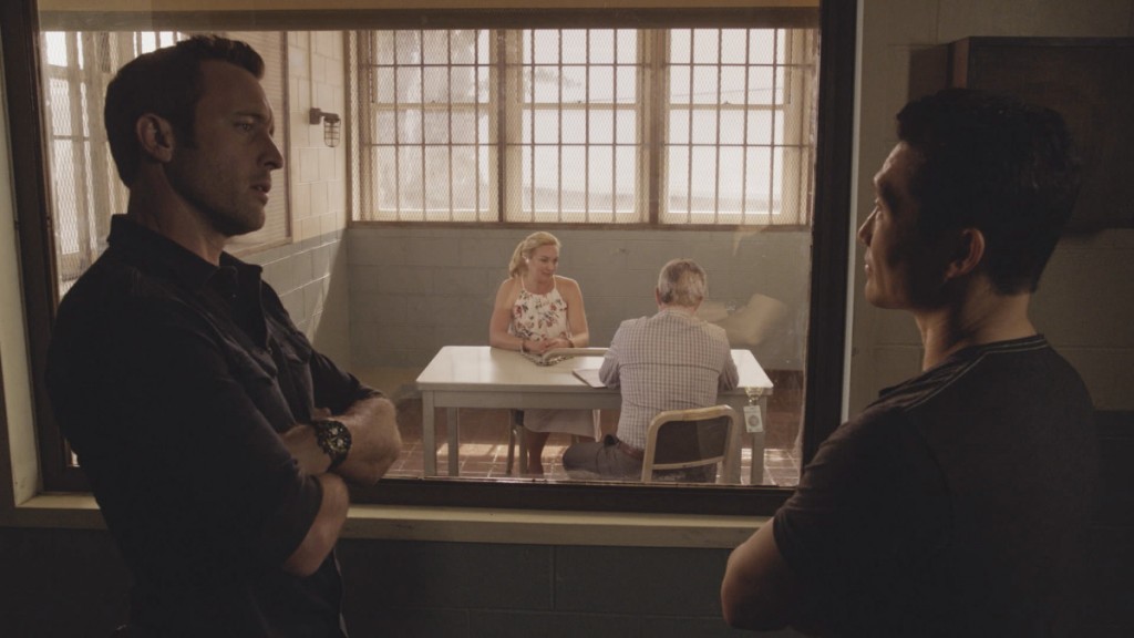 Steve (Alex O'Loughlin) et Chin (Daniel Dae Kim) discutent de Madison Gray derrière la vitre teintée. 