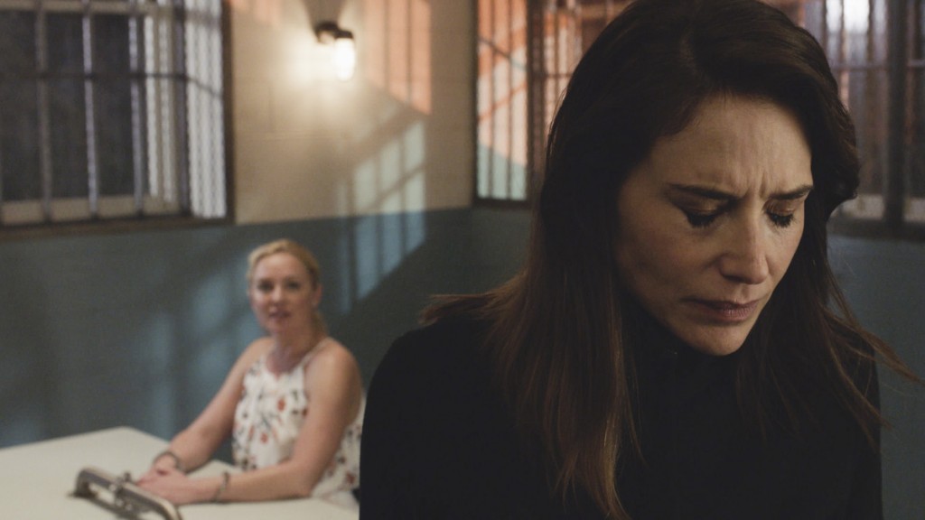 Alicia (Claire Forlani) essaie de ne pas se faire manipuler par le Dr. Gray (Elisabeth Röhm).
