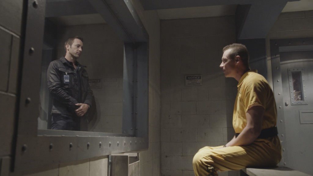 Steve (Alex O'Loughlin) rend visite à un détenu dans une prison de haute sécurité.