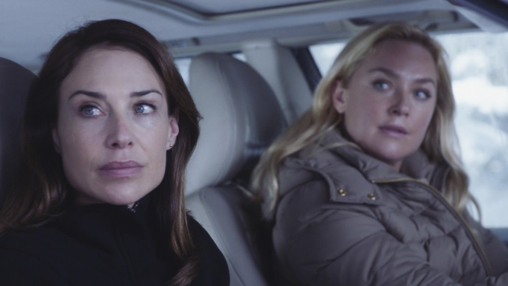 Alicia (Claire Forlani) et Madison Gray (Elisabeth Röhm) se trouvent dans une voiture.