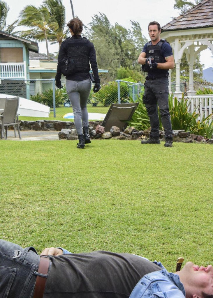 Steve (Alex O'Loughlin) lance un regard à Kono (Grace Park) après son combat avec le trafiquant sexuel.