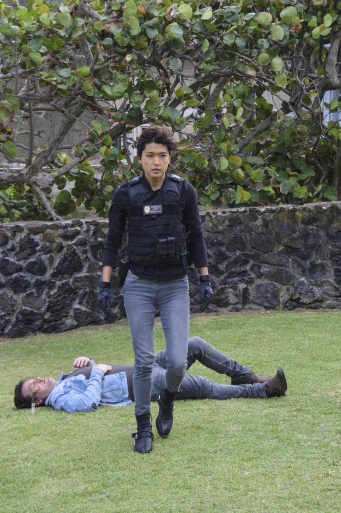 Kono (Grace Park) laisse le kidnappeur allongé sur le sol, inconscient.