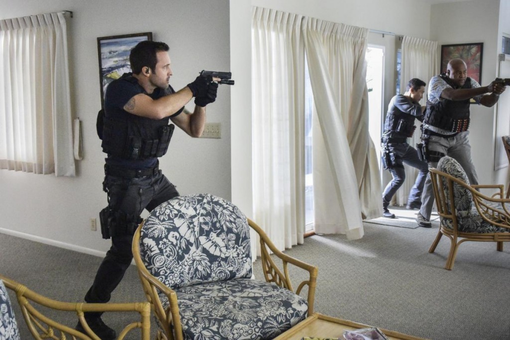 Steve (Alex O'Loughlin), Grover (Chi McBride) et Chin (Daniel Dae Kim) viennent d'entrer au domicile d'un suspect.