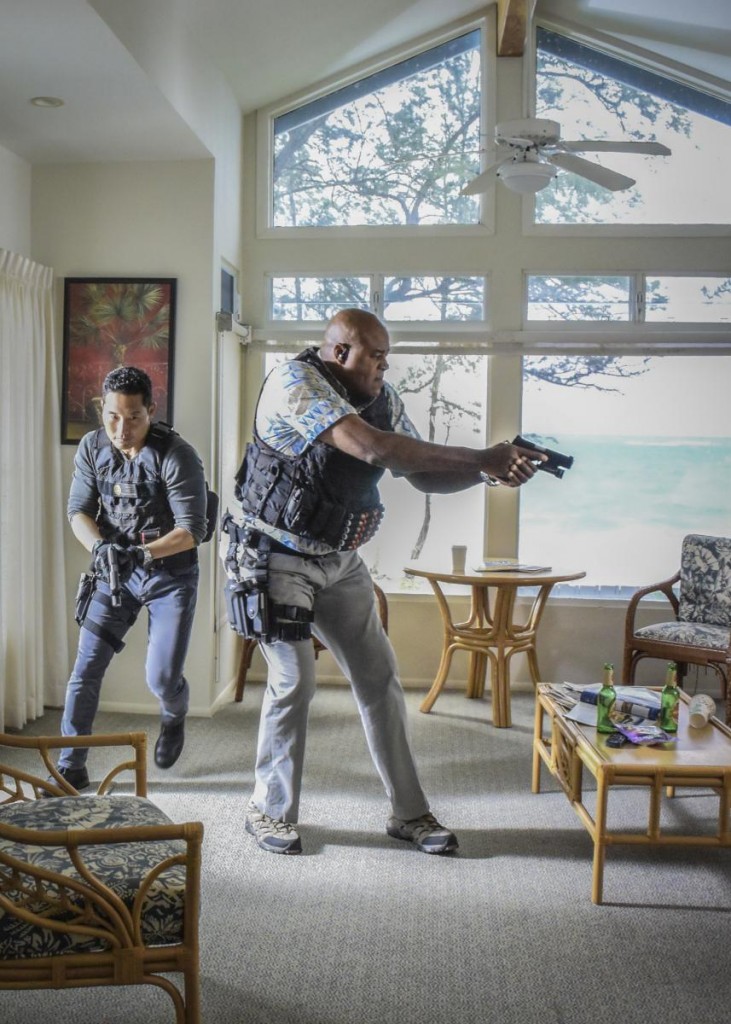 Chin (Daniel Dae Kim) et Grover (Chi McBride) se trouvent au domicile d'un suspect.